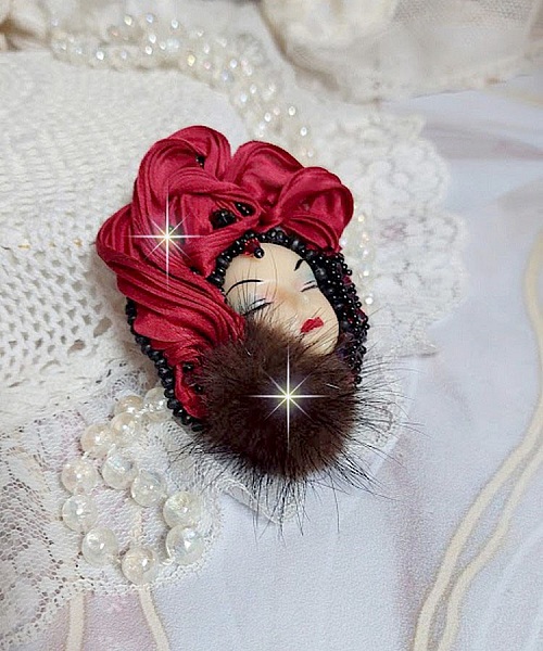 Broche Rouge et Noir brod&eacute;e avec un ruban de soie de couleur Rouge Fonc&eacute; &agrave; laquelle s&rsquo;ajoute des toupies Siam AB , perles rondes facett&eacute;es aplaties Antique Noires et goutte sur un support Dor&eacute;