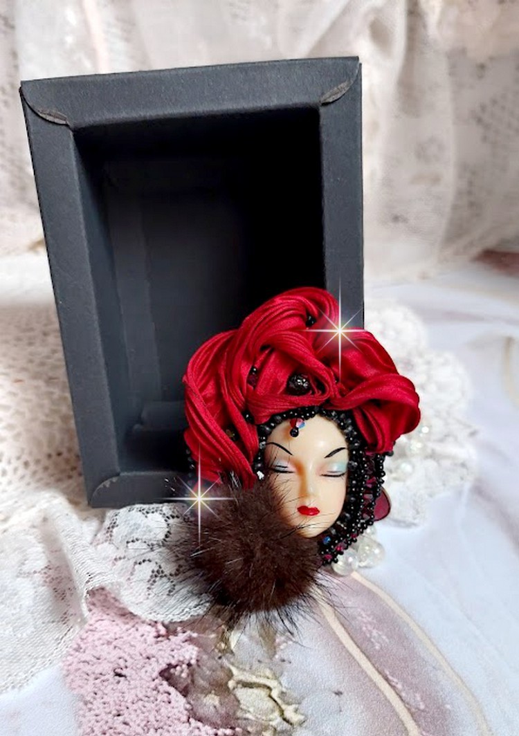 Broche Rouge et Noir brod&eacute;e avec un ruban de soie de couleur Rouge Fonc&eacute; &agrave; laquelle s&rsquo;ajoute des toupies Siam AB , perles rondes facett&eacute;es aplaties Antique Noires et goutte sur un support Dor&eacute;