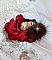 Broche Rouge et Noir brod&eacute;e avec un ruban de soie de couleur Rouge Fonc&eacute; &agrave; laquelle s&rsquo;ajoute des toupies Siam AB , perles rondes facett&eacute;es aplaties Antique Noires et goutte sur un support Dor&eacute;