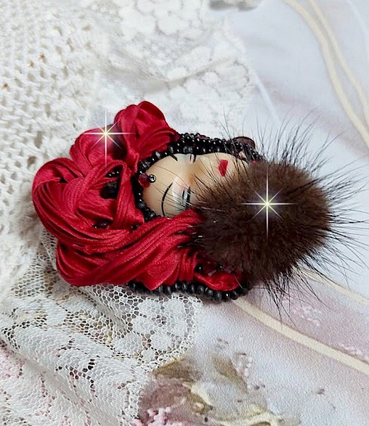 Broche Rouge et Noir brod&eacute;e avec un ruban de soie de couleur Rouge Fonc&eacute; &agrave; laquelle s&rsquo;ajoute des toupies Siam AB , perles rondes facett&eacute;es aplaties Antique Noires et goutte sur un support Dor&eacute;