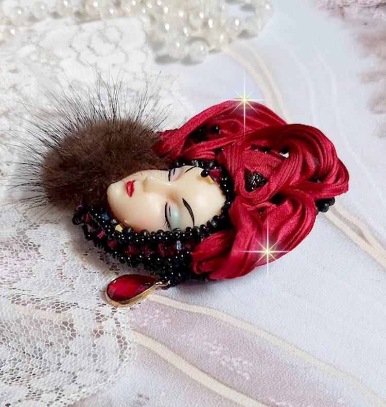 Broche Rouge et Noir brod&eacute;e avec un ruban de soie de couleur Rouge Fonc&eacute; &agrave; laquelle s&rsquo;ajoute des toupies Siam AB , perles rondes facett&eacute;es aplaties Antique Noires et goutte sur un support Dor&eacute;
