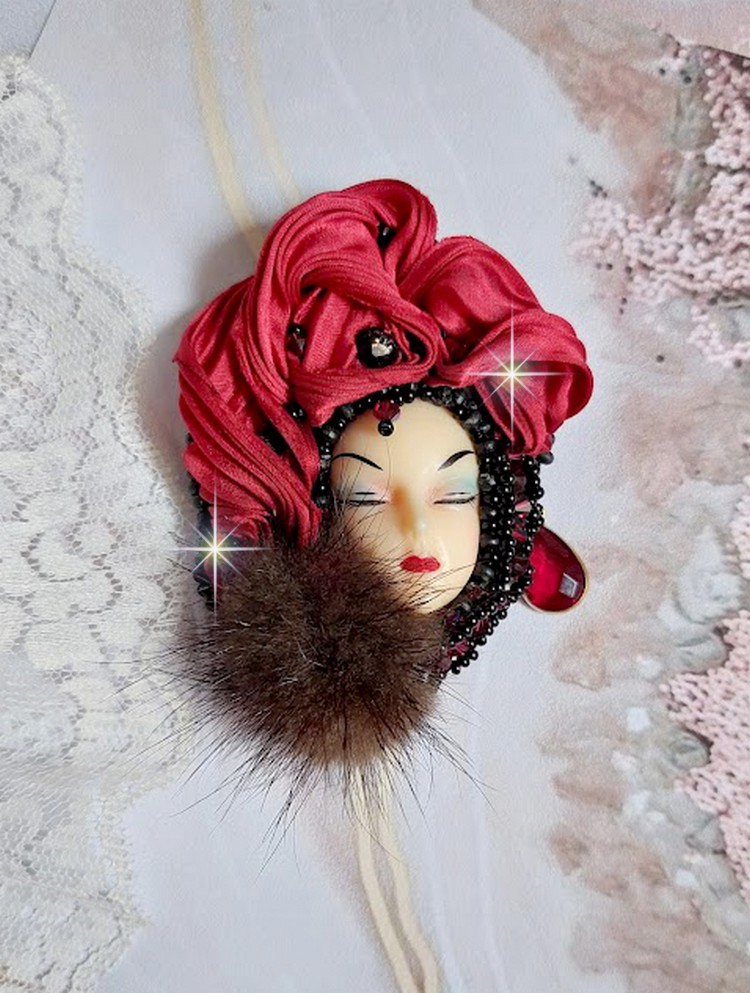 Broche Rouge et Noir brod&eacute;e avec un ruban de soie de couleur Rouge Fonc&eacute; &agrave; laquelle s&rsquo;ajoute des toupies Siam AB , perles rondes facett&eacute;es aplaties Antique Noires et goutte sur un support Dor&eacute;