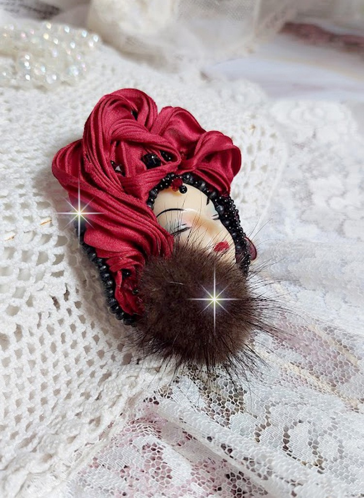 Broche Rouge et Noir brod&eacute;e avec un ruban de soie de couleur Rouge Fonc&eacute; &agrave; laquelle s&rsquo;ajoute des toupies Siam AB , perles rondes facett&eacute;es aplaties Antique Noires et goutte sur un support Dor&eacute;