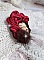 Broche Rouge et Noir brod&eacute;e avec un ruban de soie de couleur Rouge Fonc&eacute; &agrave; laquelle s&rsquo;ajoute des toupies Siam AB , perles rondes facett&eacute;es aplaties Antique Noires et goutte sur un support Dor&eacute;