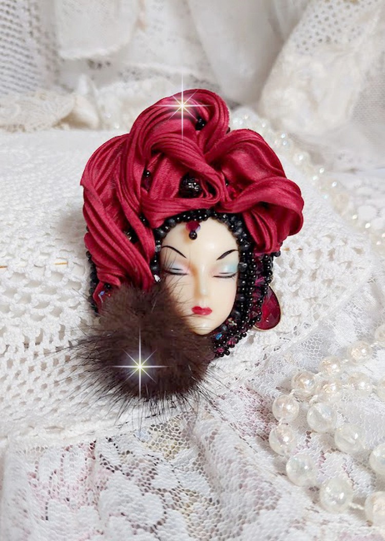 Broche Rouge et Noir brod&eacute;e avec un ruban de soie de couleur Rouge Fonc&eacute; &agrave; laquelle s&rsquo;ajoute des toupies Siam AB , perles rondes facett&eacute;es aplaties Antique Noires et goutte sur un support Dor&eacute;