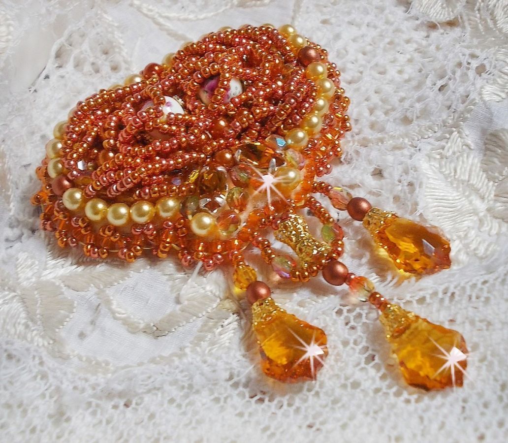 Broche Rumba brod&eacute;e avec des cristaux de Swarovski, des strass, des navettes Tangerine, des perles rondes et des rocailles