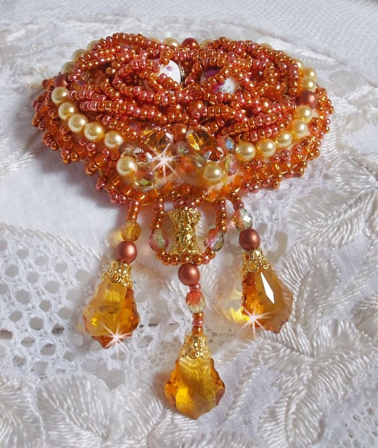 Broche Rumba brod&eacute;e avec des cristaux de Swarovski, des strass, des navettes Tangerine, des perles rondes et des rocailles