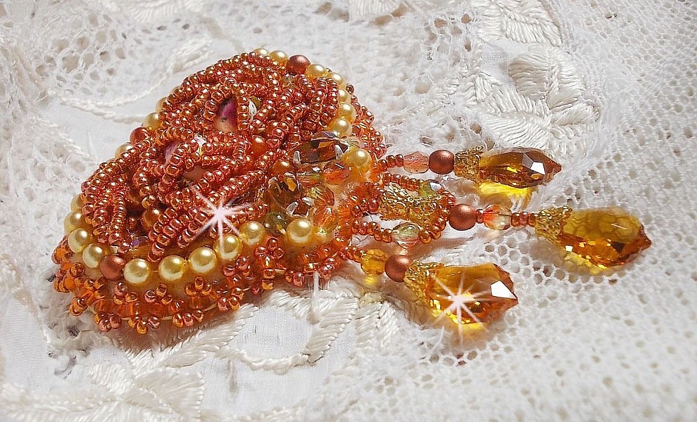Broche Rumba brod&eacute;e avec des cristaux de Swarovski, des strass, des navettes Tangerine, des perles rondes et des rocailles
