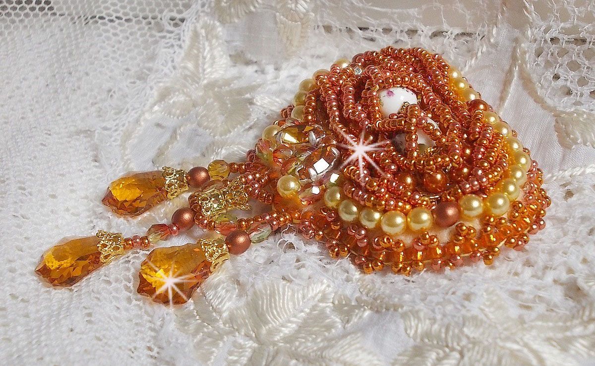 Broche Rumba brod&eacute;e avec des cristaux de Swarovski, des strass, des navettes Tangerine, des perles rondes et des rocailles