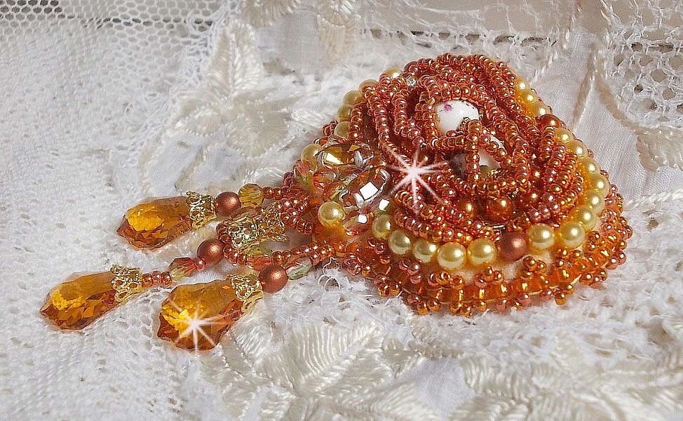 Broche Rumba brod&eacute;e avec des cristaux de Swarovski, des strass, des navettes Tangerine, des perles rondes et des rocailles