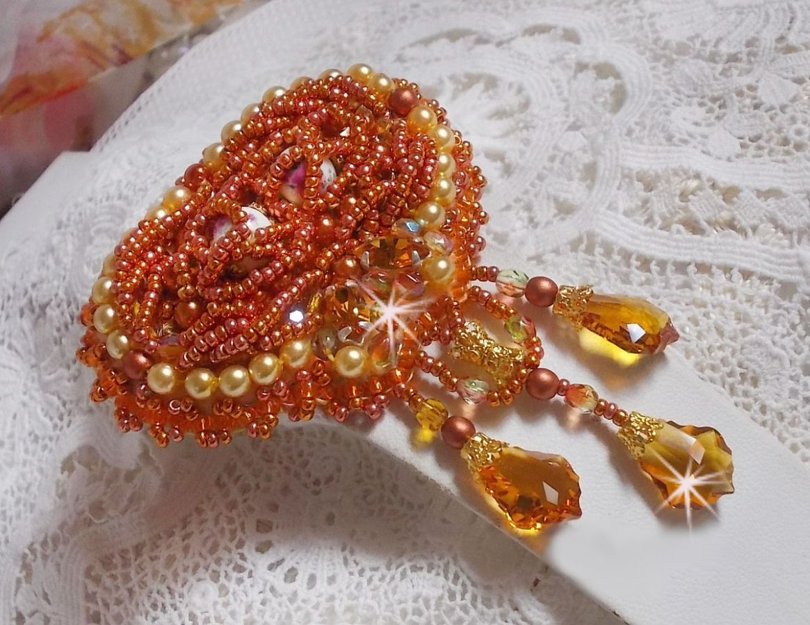Broche Rumba brod&eacute;e avec des cristaux de Swarovski, des strass, des navettes Tangerine, des perles rondes et des rocailles