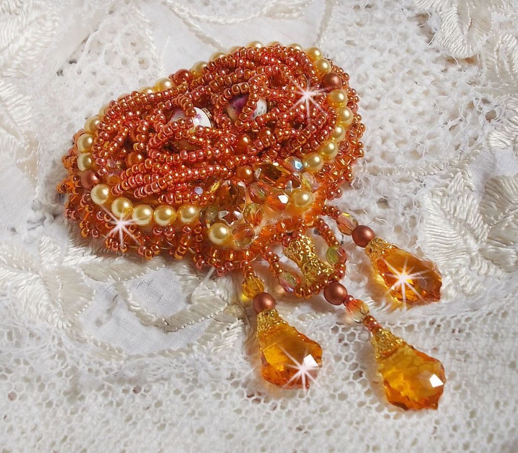 Broche Rumba brod&eacute;e avec des cristaux de Swarovski, des strass, des navettes Tangerine, des perles rondes et des rocailles