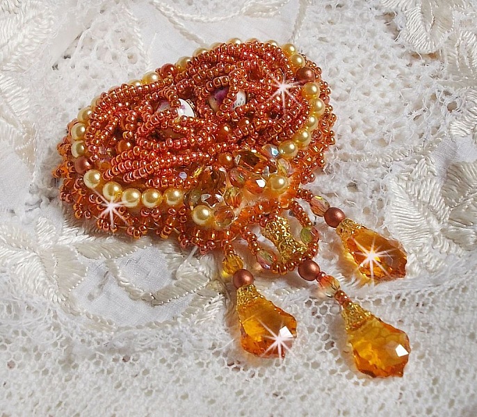 Broche Rumba brod&eacute;e avec des cristaux de Swarovski, des strass, des navettes Tangerine, des perles rondes et des rocailles