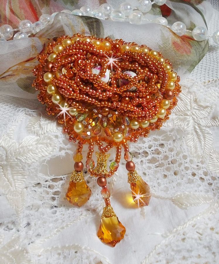 Broche Rumba brod&eacute;e avec des cristaux de Swarovski, des strass, des navettes Tangerine, des perles rondes et des rocailles