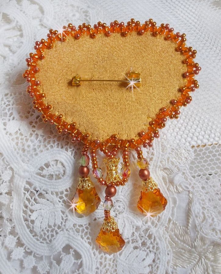 Broche Rumba brod&eacute;e avec des cristaux de Swarovski, des strass, des navettes Tangerine, des perles rondes et des rocailles