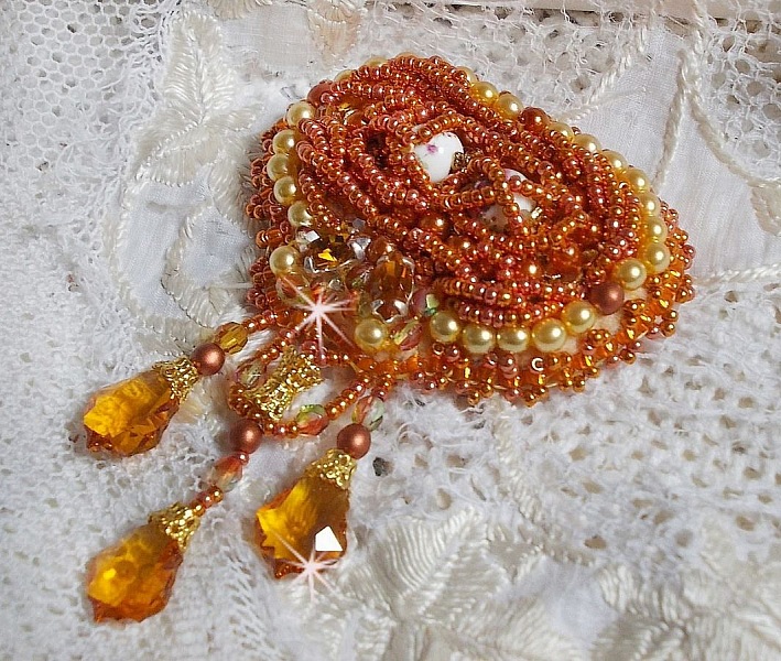 Broche Rumba brod&eacute;e avec des cristaux de Swarovski, des strass, des navettes Tangerine, des perles rondes et des rocailles