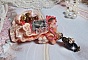 Broche Rustic Rose cr&eacute;e avec un cabochon repr&eacute;sentant une jeune fille souriante, de la dentelle Orange strass&eacute; et Rose, des cristaux, des perles en verre et des accessoires divers