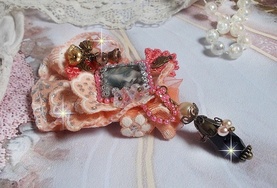 Broche Rustic Rose cr&eacute;e avec un cabochon repr&eacute;sentant une jeune fille souriante, de la dentelle Orange strass&eacute; et Rose, des cristaux, des perles en verre et des accessoires divers