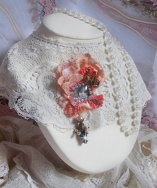 Broche Rustic Rose cr&eacute;e avec un cabochon repr&eacute;sentant une jeune fille souriante, de la dentelle Orange strass&eacute; et Rose, des cristaux, des perles en verre et des accessoires divers