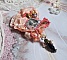 Broche Rustic Rose cr&eacute;e avec un cabochon repr&eacute;sentant une jeune fille souriante, de la dentelle Orange strass&eacute; et Rose, des cristaux, des perles en verre et des accessoires divers