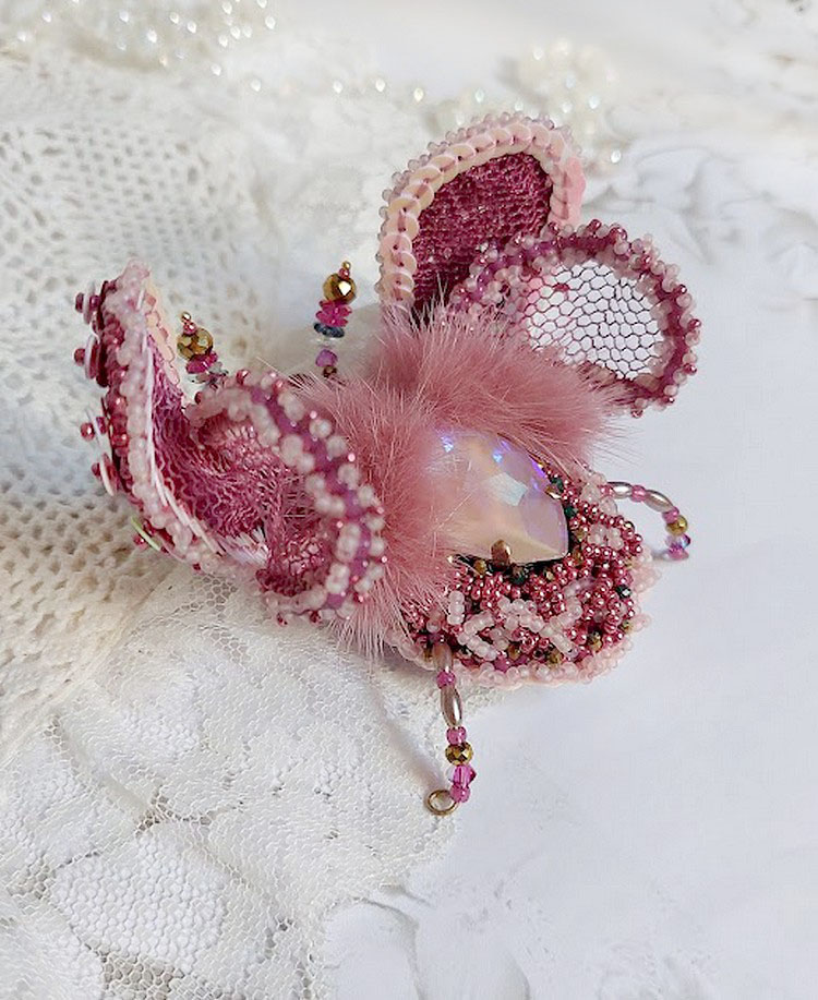 Broche scarabée artisanale brodée en perles rose Peony.