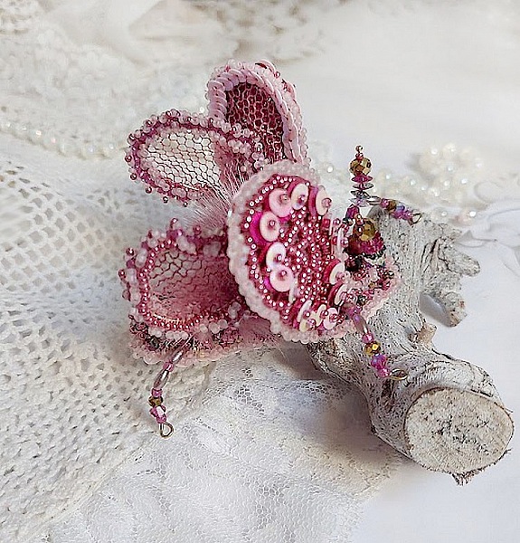 Broche scarabée artisanale rose brodée de perles et dentelle.