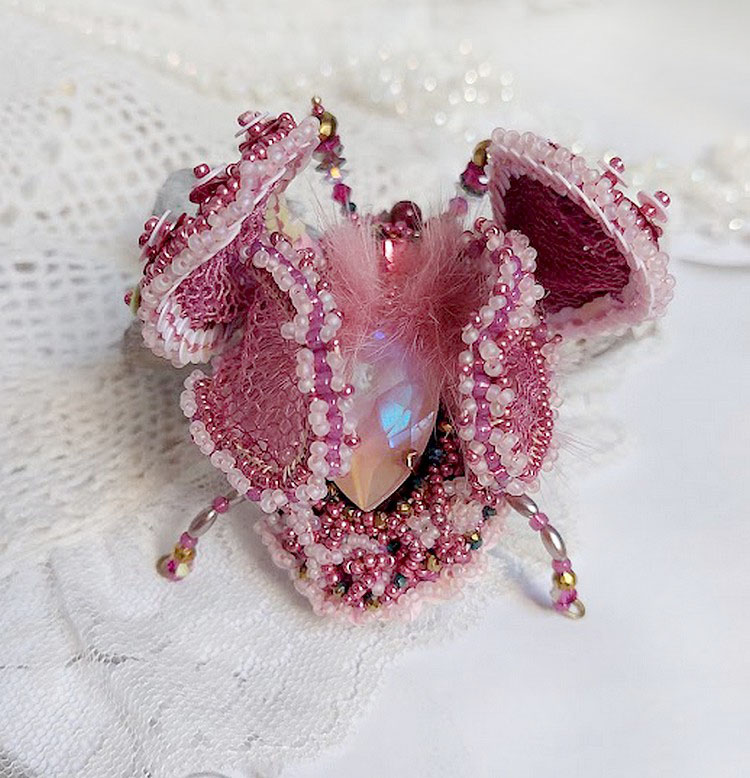 Broche scarabée artisanale rose brodée de perles et cristaux.