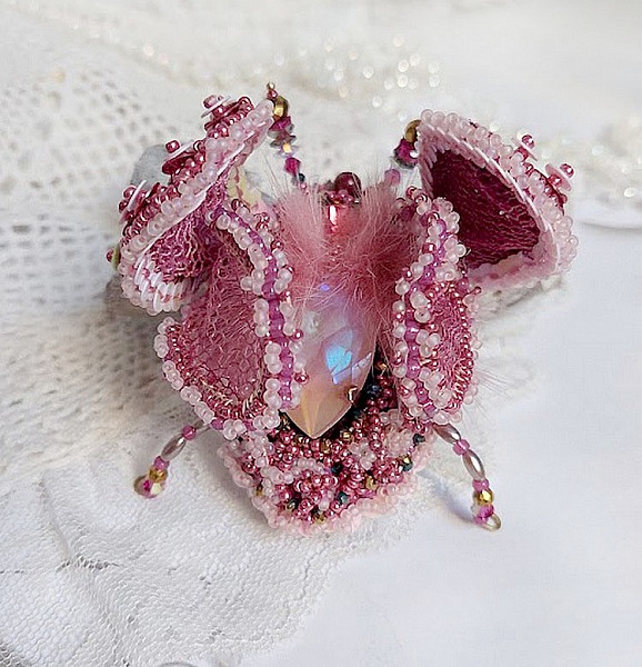 Broche scarabée artisanale rose brodée de perles et cristaux.