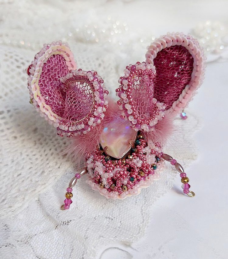 Broche scarabée artisanale rose brodée de perles et dentelle.