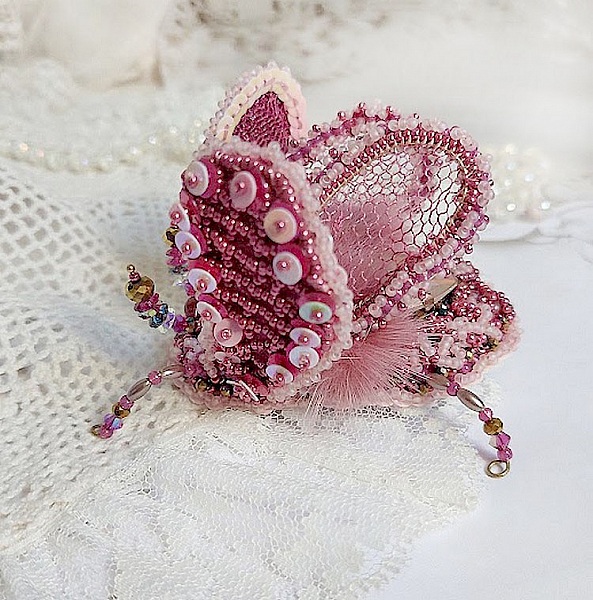 Broche scarabée brodée rose en perles et dentelle artisanale.
