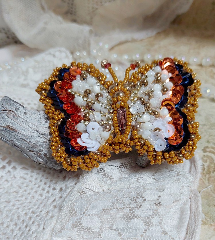 Broche Papillon Topaz brod&eacute;e avec perles de gemme en Nacre, rocailles, cuir vachette et perles cristal Swarovski