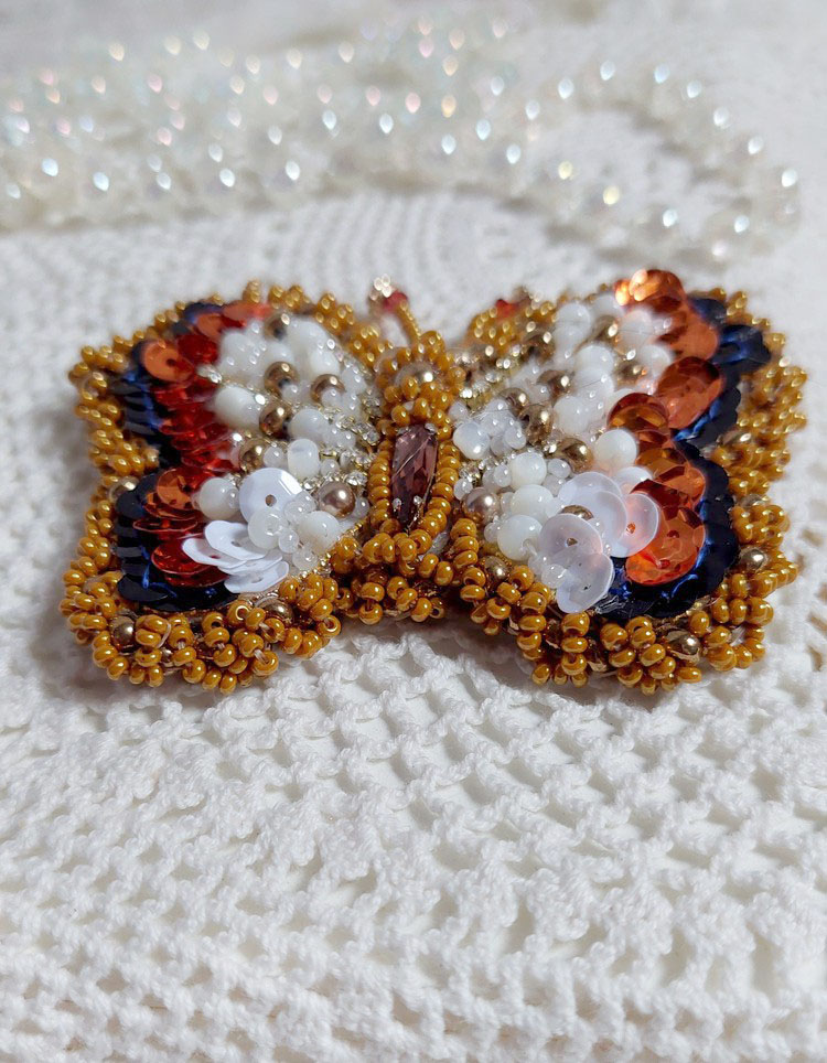 Broche Papillon Topaz brod&eacute;e avec perles de gemme en Nacre, rocailles, cuir vachette et perles cristal Swarovski
