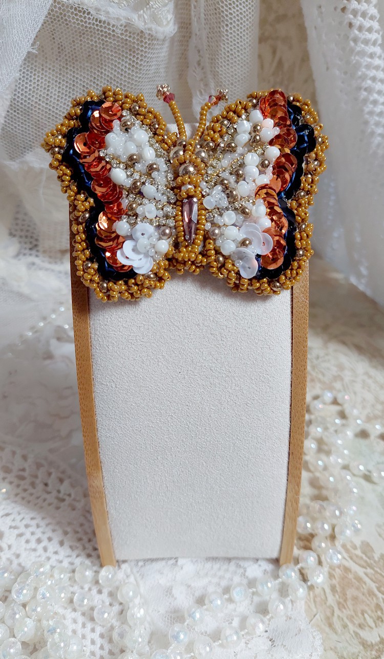 Broche Papillon Topaz brod&eacute;e avec perles de gemme en Nacre, rocailles, cuir vachette et perles cristal Swarovski