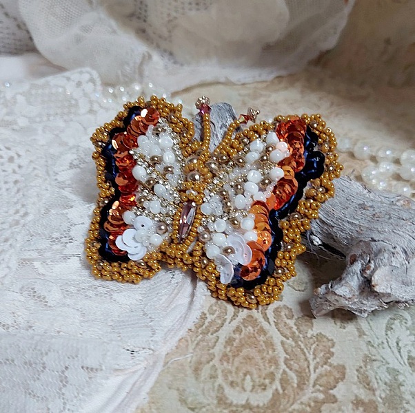Broche Papillon Topaz brod&eacute;e avec perles de gemme en Nacre, rocailles, cuir vachette et perles cristal Swarovski