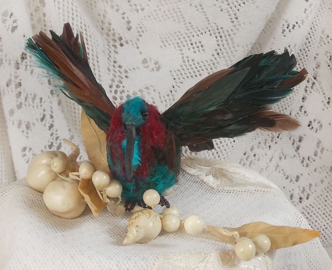 Le Colibri Thalassin cr&eacute;e enti&egrave;rement en porcelaine, des plumes de Coq et Fantaisies, des petites rocailles