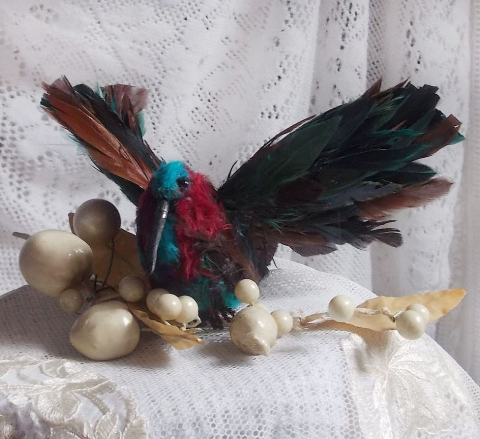 Le Colibri Thalassin cr&eacute;e enti&egrave;rement en porcelaine, des plumes de Coq et Fantaisies, des petites rocailles