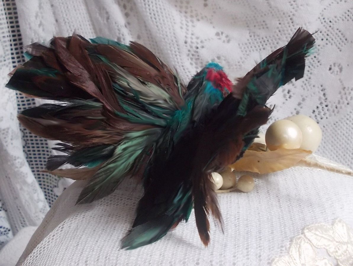 Le Colibri Thalassin cr&eacute;e enti&egrave;rement en porcelaine, des plumes de Coq et Fantaisies, des petites rocailles
