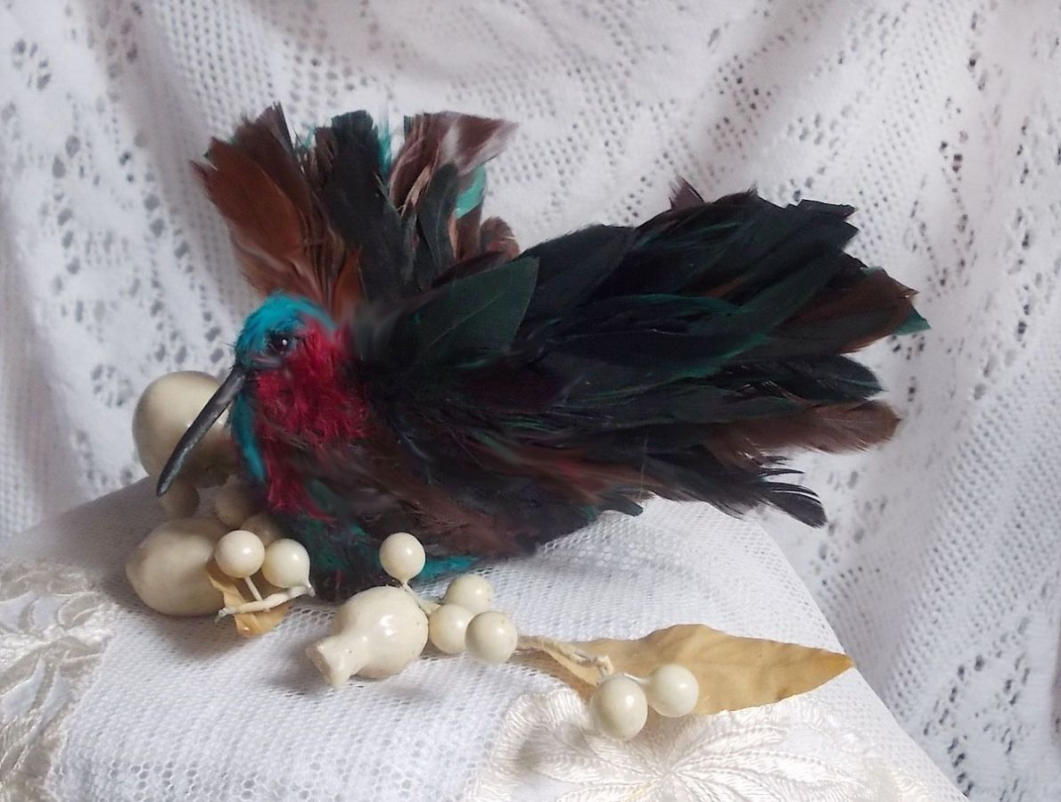 Le Colibri Thalassin cr&eacute;e enti&egrave;rement en porcelaine, des plumes de Coq et Fantaisies, des petites rocailles