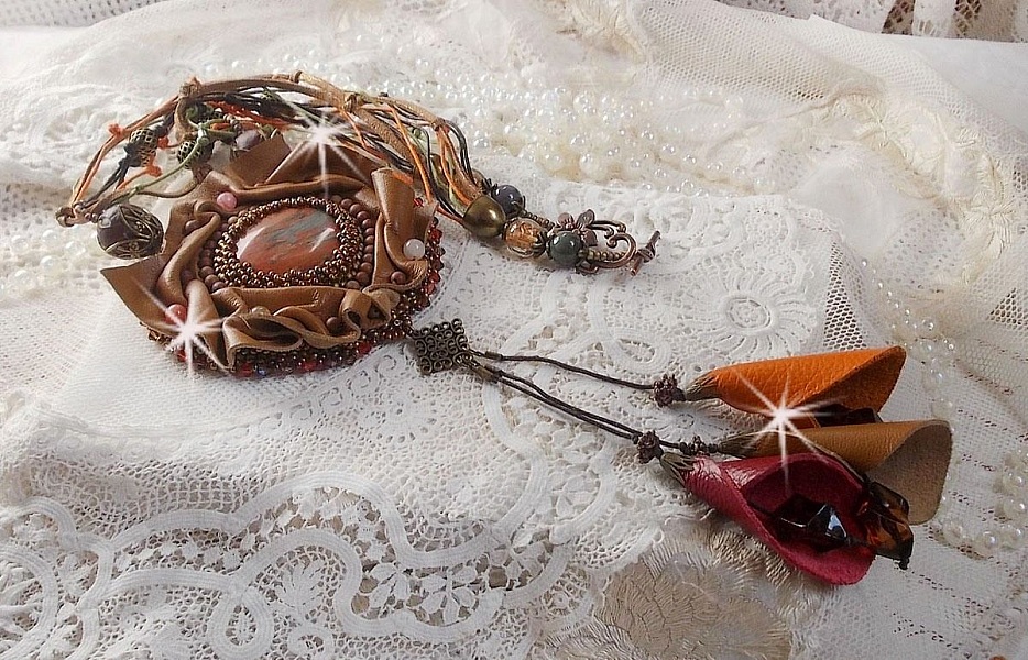 Collier Amber Romance avec un cabochon jaspe Picasso orn&eacute; de rocailles en verre, toupies de diff&eacute;rentes couleurs en cristal, perles de gemme Citrine, Agate et Jaspe Picasso. Mont&eacute;s sur du cuir