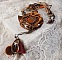 Collier Amber Romance avec un cabochon jaspe Picasso orn&eacute; de rocailles en verre, toupies de diff&eacute;rentes couleurs en cristal, perles de gemme Citrine, Agate et Jaspe Picasso. Mont&eacute;s sur du cuir