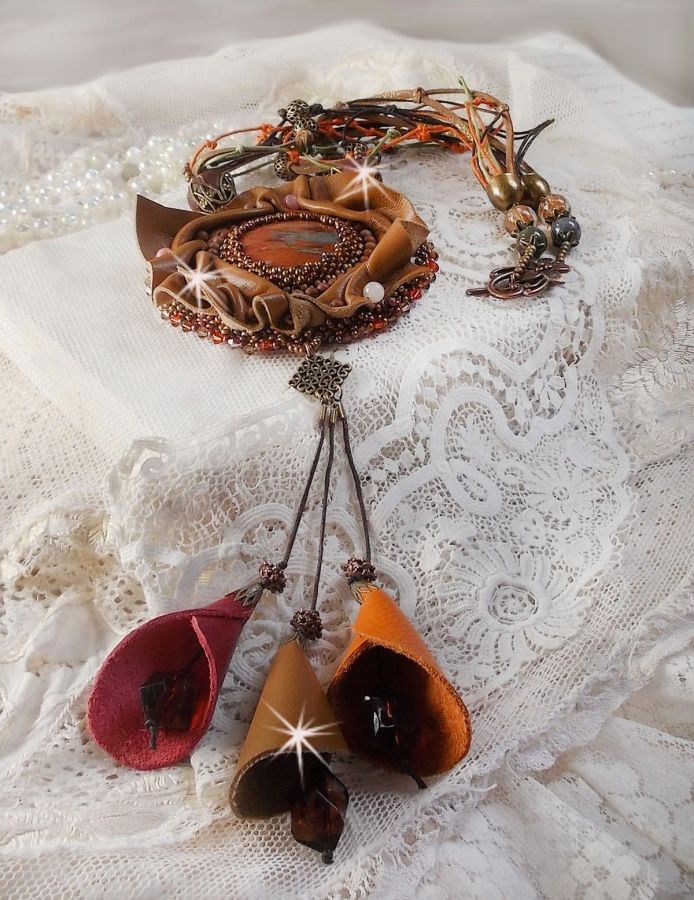 Collier Amber Romance avec un cabochon jaspe Picasso orn&eacute; de rocailles en verre, toupies de diff&eacute;rentes couleurs en cristal, perles de gemme Citrine, Agate et Jaspe Picasso. Mont&eacute;s sur du cuir