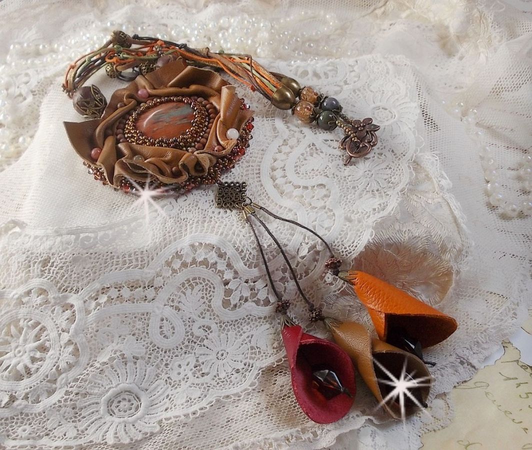 Collier Amber Romance avec un cabochon jaspe Picasso orn&eacute; de rocailles en verre, toupies de diff&eacute;rentes couleurs en cristal, perles de gemme Citrine, Agate et Jaspe Picasso. Mont&eacute;s sur du cuir