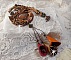 Collier Amber Romance avec un cabochon jaspe Picasso orn&eacute; de rocailles en verre, toupies de diff&eacute;rentes couleurs en cristal, perles de gemme Citrine, Agate et Jaspe Picasso. Mont&eacute;s sur du cuir