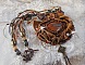 Collier Amber Romance avec un cabochon jaspe Picasso orn&eacute; de rocailles en verre, toupies de diff&eacute;rentes couleurs en cristal, perles de gemme Citrine, Agate et Jaspe Picasso. Mont&eacute;s sur du cuir