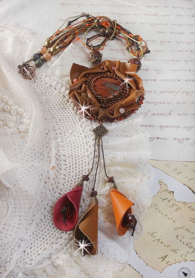 Collier Amber Romance avec un cabochon jaspe Picasso orn&eacute; de rocailles en verre, toupies de diff&eacute;rentes couleurs en cristal, perles de gemme Citrine, Agate et Jaspe Picasso. Mont&eacute;s sur du cuir