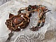 Collier Amber Romance avec un cabochon jaspe Picasso orn&eacute; de rocailles en verre, toupies de diff&eacute;rentes couleurs en cristal, perles de gemme Citrine, Agate et Jaspe Picasso. Mont&eacute;s sur du cuir