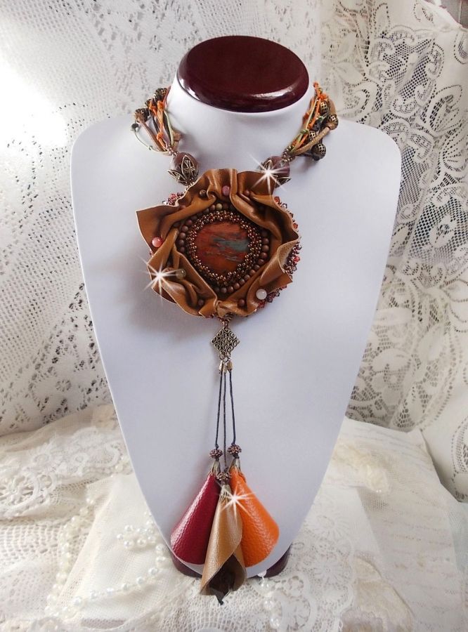 Collier Amber Romance avec un cabochon jaspe Picasso orn&eacute; de rocailles en verre, toupies de diff&eacute;rentes couleurs en cristal, perles de gemme Citrine, Agate et Jaspe Picasso. Mont&eacute;s sur du cuir