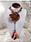 Collier Amber Romance avec un cabochon jaspe Picasso orn&eacute; de rocailles en verre, toupies de diff&eacute;rentes couleurs en cristal, perles de gemme Citrine, Agate et Jaspe Picasso. Mont&eacute;s sur du cuir