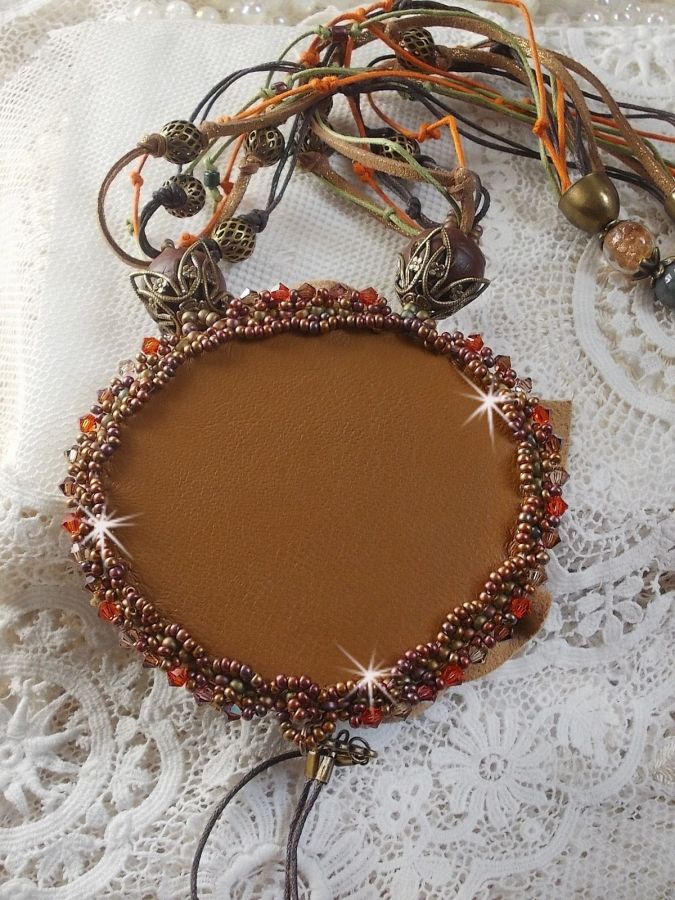 Collier Amber Romance avec un cabochon jaspe Picasso orn&eacute; de rocailles en verre, toupies de diff&eacute;rentes couleurs en cristal, perles de gemme Citrine, Agate et Jaspe Picasso. Mont&eacute;s sur du cuir