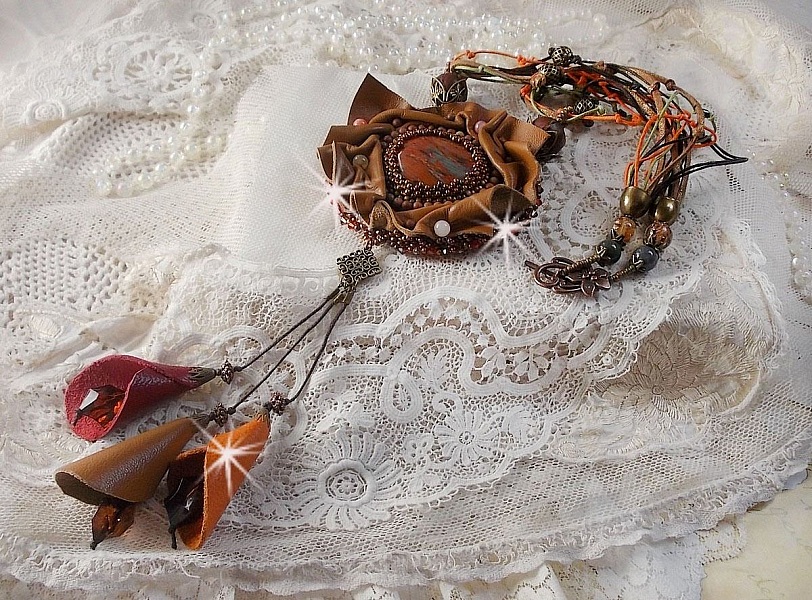 Collier Amber Romance avec un cabochon jaspe Picasso orn&eacute; de rocailles en verre, toupies de diff&eacute;rentes couleurs en cristal, perles de gemme Citrine, Agate et Jaspe Picasso. Mont&eacute;s sur du cuir